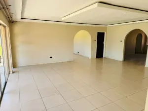 6 Bedroom House to Rent in Borrowdale West