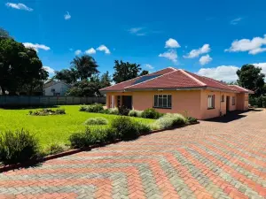 6 Bedroom House to Rent in Borrowdale West