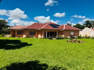 6 Bedroom House to Rent in Borrowdale West