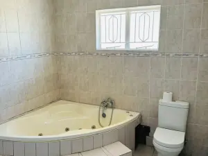 6 Bedroom House to Rent in Borrowdale West