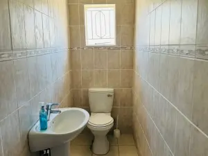 6 Bedroom House to Rent in Borrowdale West