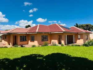 6 Bedroom House to Rent in Borrowdale West