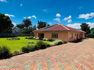 6 Bedroom House to Rent in Borrowdale West