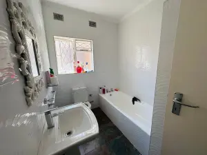 4 Bedroom House to Rent in Hillside