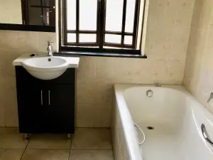 4 Bedroom House to Rent in Ballantyne Park