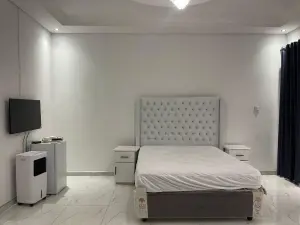 7 Bedroom House to Rent in Crowhill Views