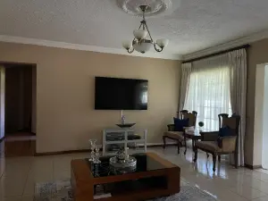 5 Bedroom House to Rent in Borrowdale