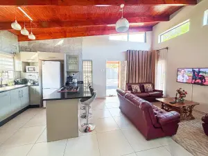 2 Bedroom Cottage/Garden Flat to Rent in Greystone Park