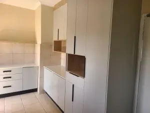 6 Bedroom House to Rent in Avondale