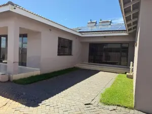 6 Bedroom House to Rent in Sandton Park