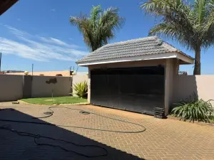 6 Bedroom House to Rent in Sandton Park