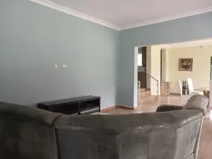 6 Bedroom House to Rent in Borrowdale