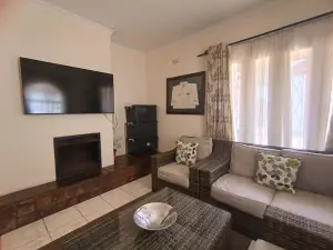 4 Bedroom House to Rent in Greystone Park