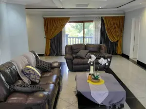 5 Bedroom House to Rent in Mount Pleasant Heights