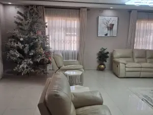 5 Bedroom House to Rent in Sandton Park