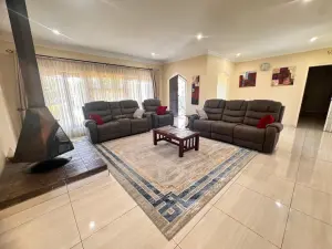 4 Bedroom Cottage/Garden Flat to Rent in Greendale