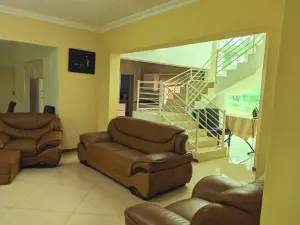 7 Bedroom House to Rent in Borrowdale Brooke