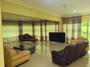 7 Bedroom House to Rent in Borrowdale Brooke