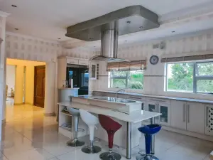 5 Bedroom House to Rent in Greystone Park