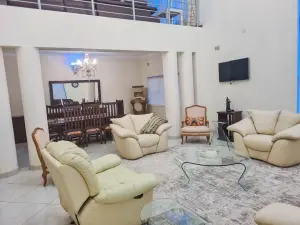 5 Bedroom House to Rent in Greystone Park