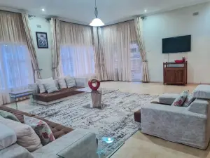 5 Bedroom House to Rent in Greystone Park