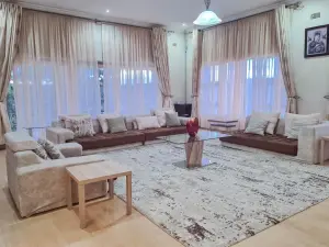 5 Bedroom House to Rent in Greystone Park