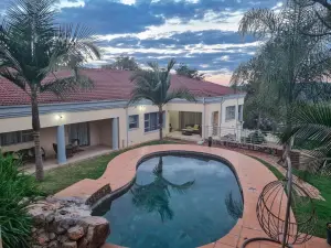 5 Bedroom House to Rent in Greystone Park