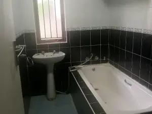 4 Bedroom House to Rent in Greystone Park
