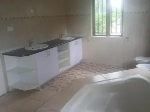 4 Bedroom House to Rent in Greystone Park