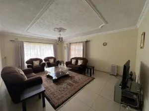 5 Bedroom House to Rent in Pomona