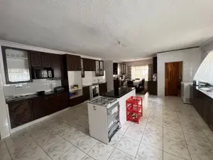 5 Bedroom House to Rent in Pomona