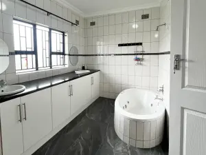 4 Bedroom House to Rent in Manresa