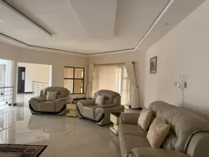 6 Bedroom House to Rent in Hogerty Hill