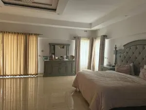 6 Bedroom House to Rent in Hogerty Hill