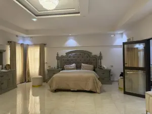 6 Bedroom House to Rent in Hogerty Hill