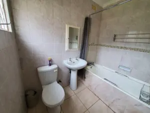 5 Bedroom House to Rent in Hillside