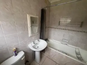 5 Bedroom House to Rent in Upper Hillside