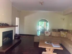 4 Bedroom House to Rent in Alexandra Park