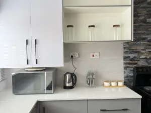 2 Bedroom Cottage/Garden Flat to Rent in Kensington