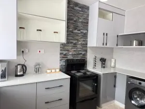 2 Bedroom Cottage/Garden Flat to Rent in Kensington