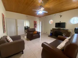 4 Bedroom House to Rent in Upper Hillside