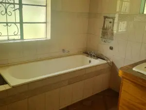 5 Bedroom House to Rent in Amby