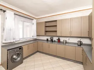 6 Bedroom House to Rent in Colray