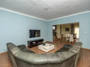 6 Bedroom House to Rent in Colray