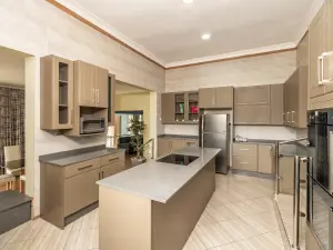 6 Bedroom House to Rent in Colray