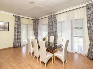 6 Bedroom House to Rent in Colray