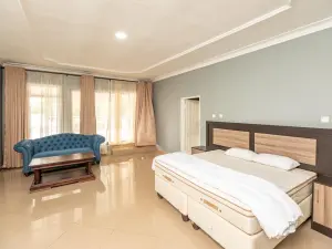 6 Bedroom House to Rent in Colray