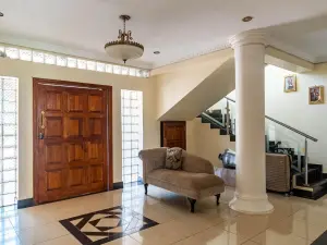 6 Bedroom House to Rent in Borrowdale