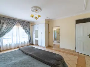 6 Bedroom House to Rent in Borrowdale