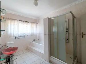 6 Bedroom House to Rent in Borrowdale